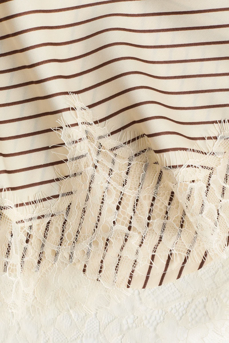 اتش اند ام وشاح مثلث الشكل بحواف دانتيل